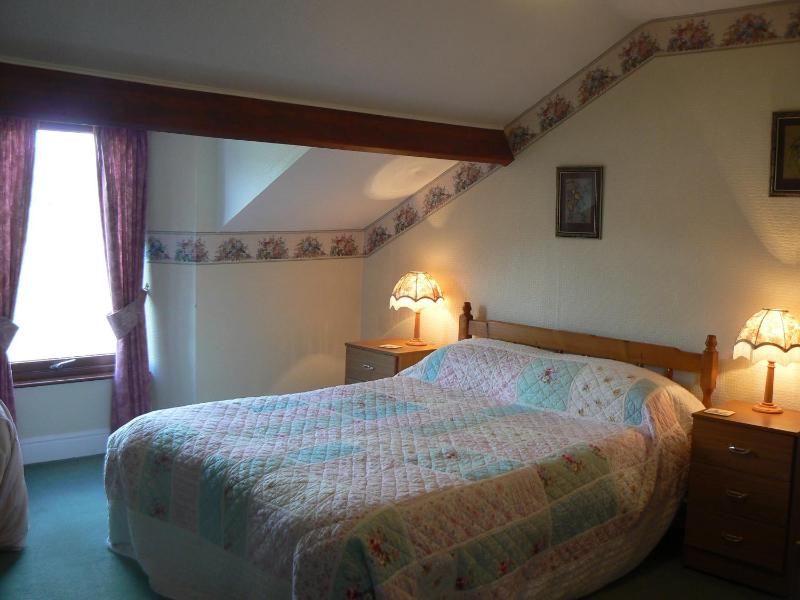 Double Room with Shared Bathroom image 2