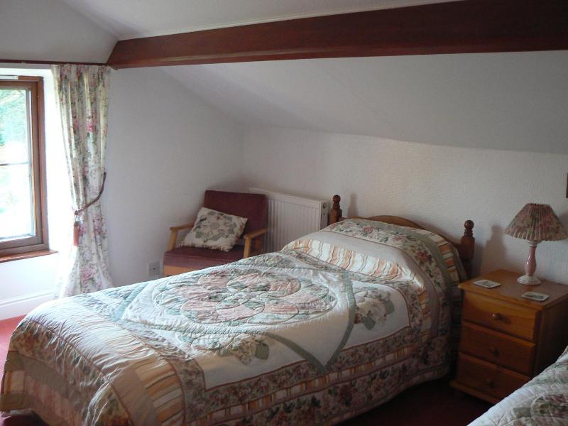 Twin Room with Shared Bathroom image 3