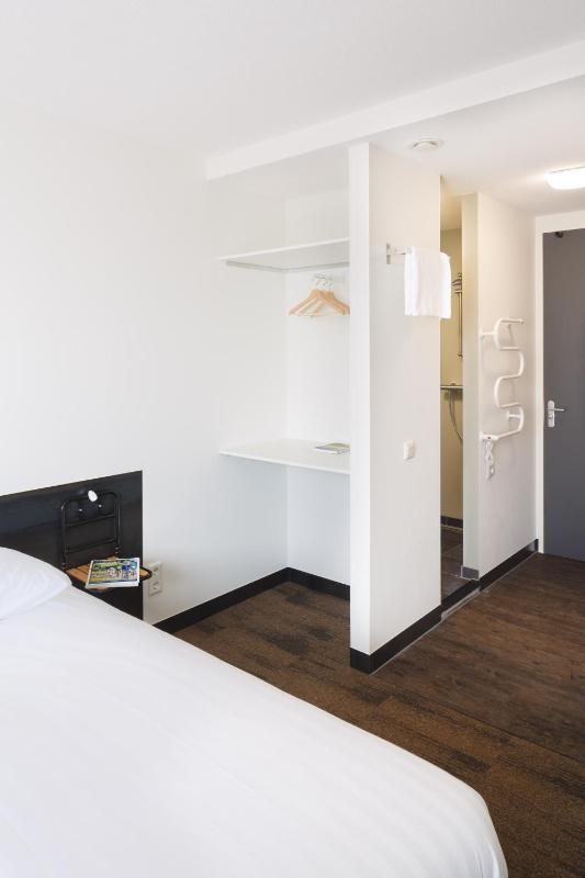 Triple Room with Private Bathroom image 1