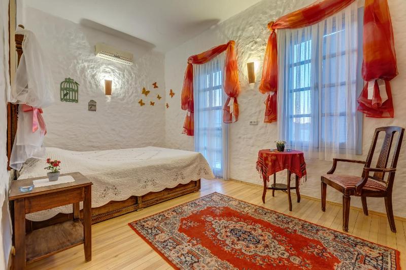 Double Room with Balcony image 2