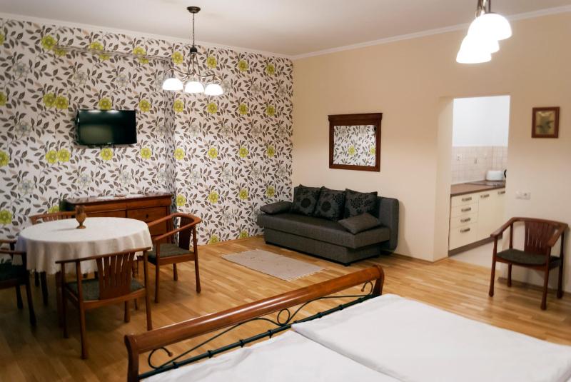 Deluxe Family Room image 2