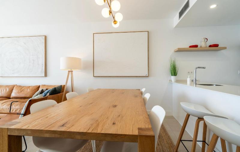 Sophisticated Two Bed Apartment in Pure South with Sea View - image 3