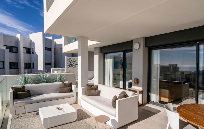 Sophisticated Two Bed Apartment in Pure South with Sea View - image 8
