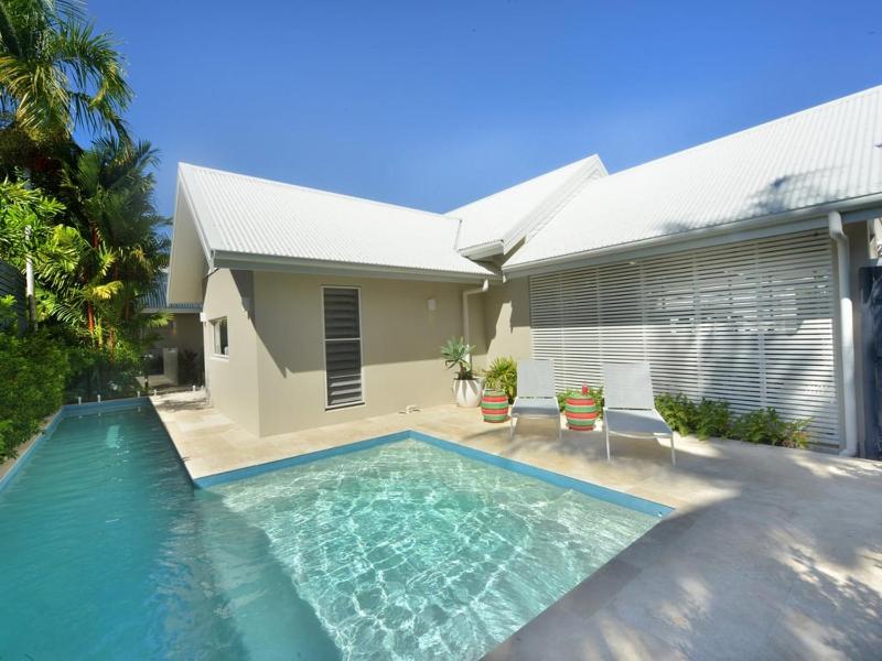 Tropical Villa on Craven Close - image 4