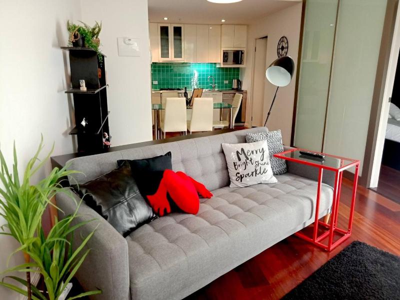 Melbourne City Oasis 2-Bedroom Art Deco Apartment with Gym Carpark Pool Wine - image 14