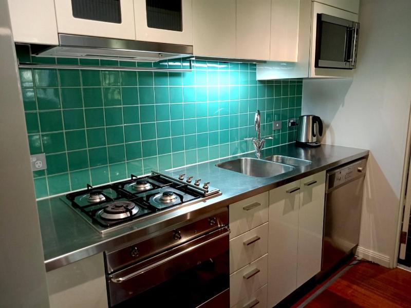 Melbourne City Oasis 2-Bedroom Art Deco Apartment with Gym Carpark Pool Wine - image 9