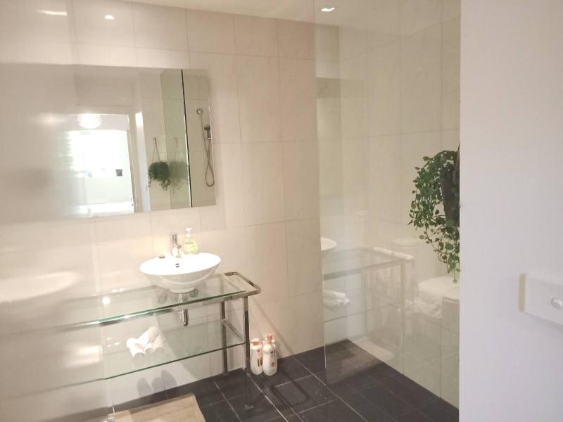 Melbourne City Oasis 2-Bedroom Art Deco Apartment with Gym Carpark Pool Wine - image 11