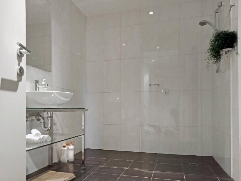 Melbourne City Oasis 2-Bedroom Art Deco Apartment with Gym Carpark Pool Wine - image 10