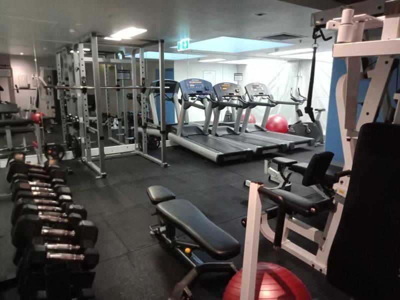 Melbourne City Oasis 2-Bedroom Art Deco Apartment with Gym Carpark Pool Wine - image 6