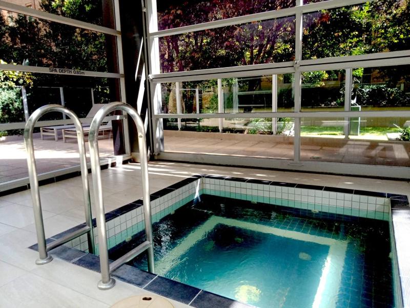 Melbourne City Oasis 2-Bedroom Art Deco Apartment with Gym Carpark Pool Wine - image 8