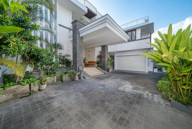JOS Villa Canggu - Batu Bolong - image 5