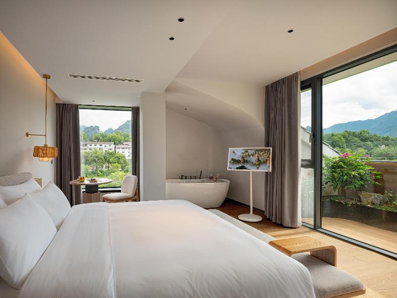 Zhangjiajie National Park RU Hotel--Free one way pick up service over 2 nightFree fresh coffeeAttraction Tickets Serivce in advance - image 3