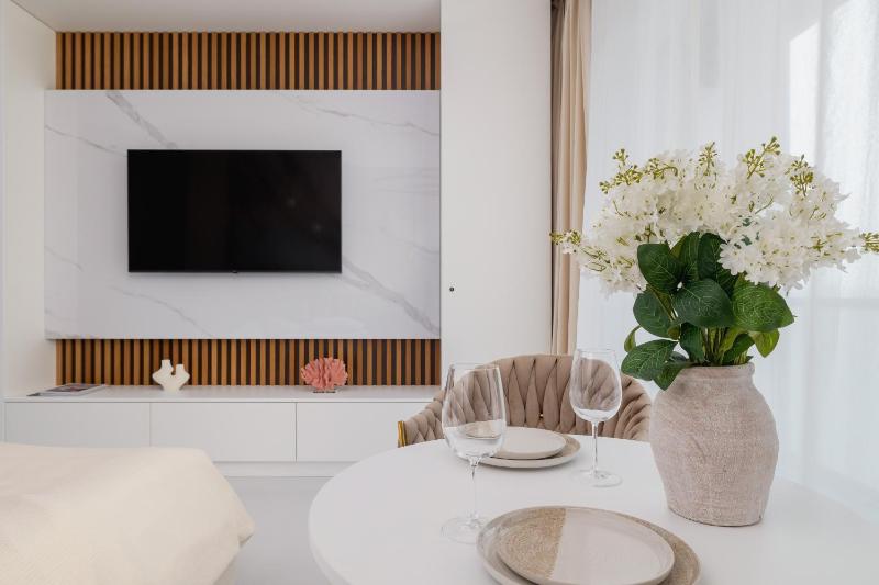Eleganckie Apartamenty Zabrska z Parkingiem w Centrum Katowic Przy Rynku by Noclegi Renters - image 13