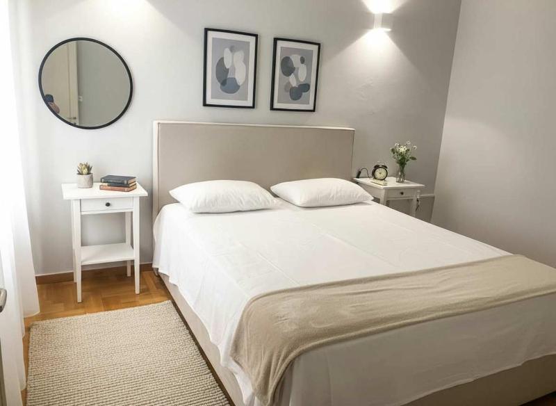Bright 2-Bedroom Apt in Ampelokipoi Near Hospital - image 1
