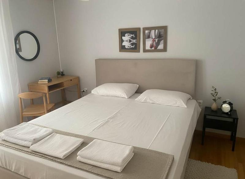 Bright 2-Bedroom Apt in Ampelokipoi Near Hospital - image 5