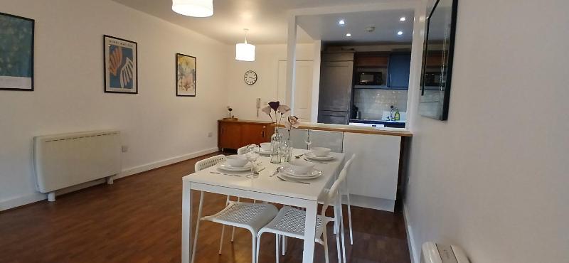 Spacious 2BR Apartment Only 15 Minutes to City - image 4