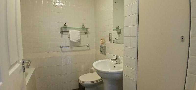 Spacious 2BR Apartment Only 15 Minutes to City - image 8