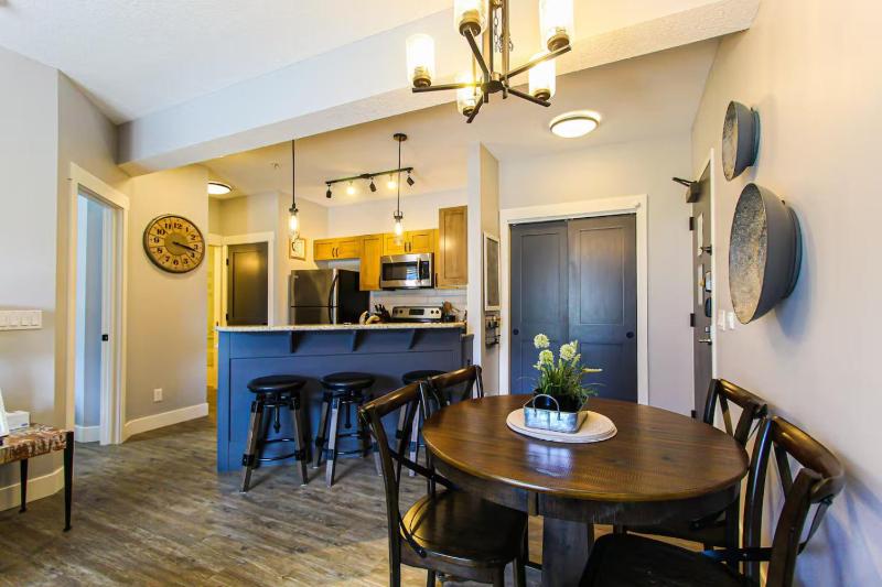 Cozy King Condo Mountain Views Resort Perk and BBQ - image 6