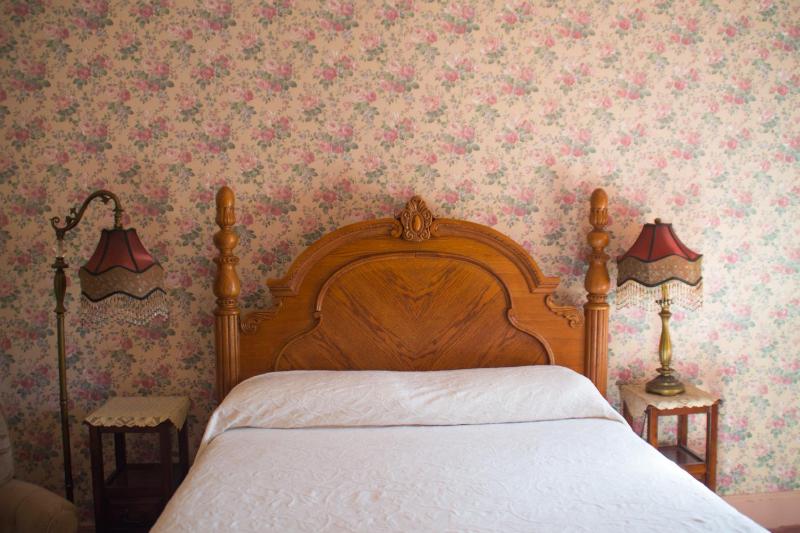 Deluxe Queen Room image 3
