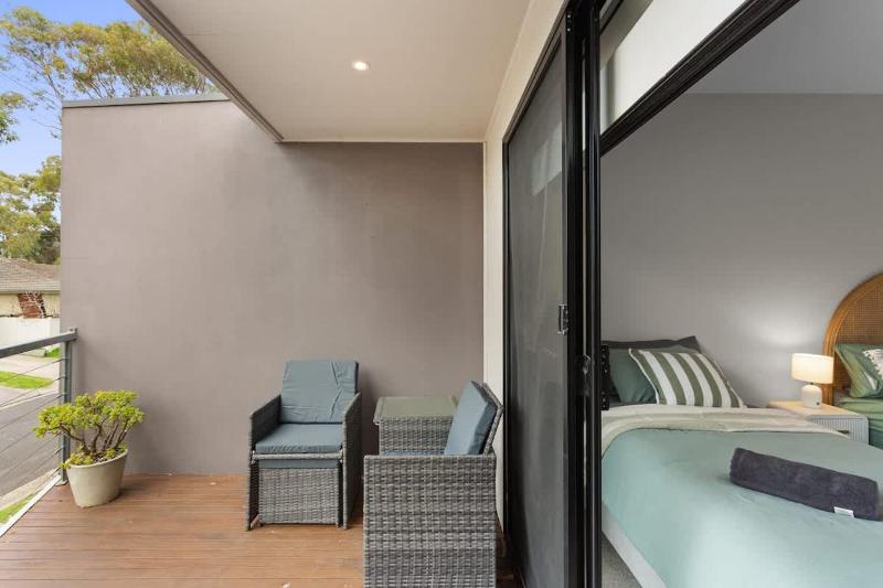 Townhouse Close to Shops and Beach - image 17