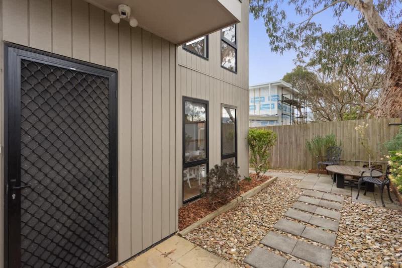 Townhouse Close to Shops and Beach - image 18