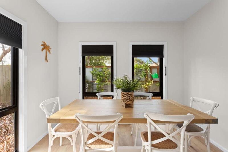 Townhouse Close to Shops and Beach - image 2