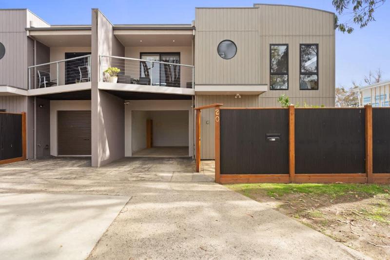 Townhouse Close to Shops and Beach - image 22
