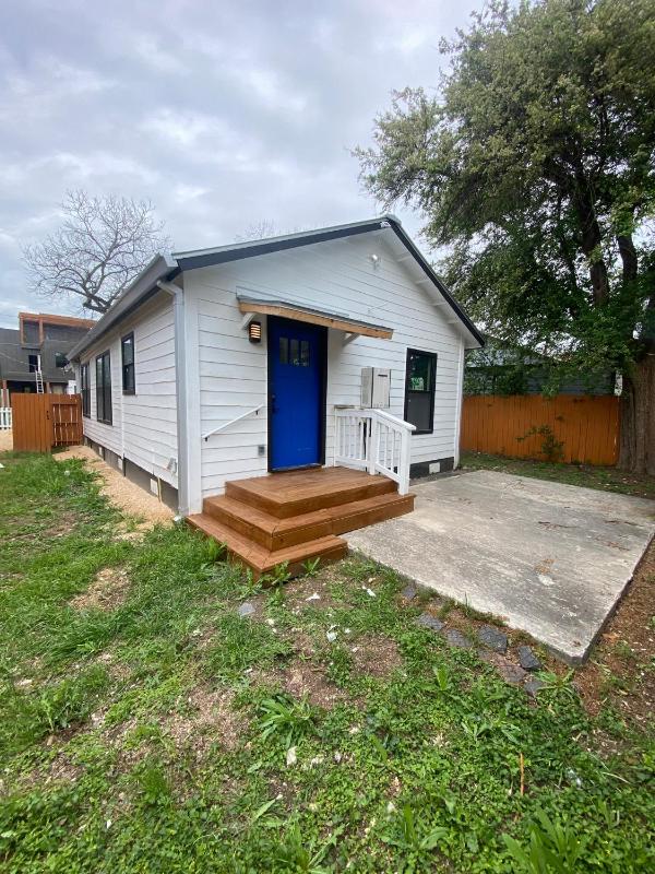 Charming 2BR House Inclusive & Long-Stay Friendly - image 4
