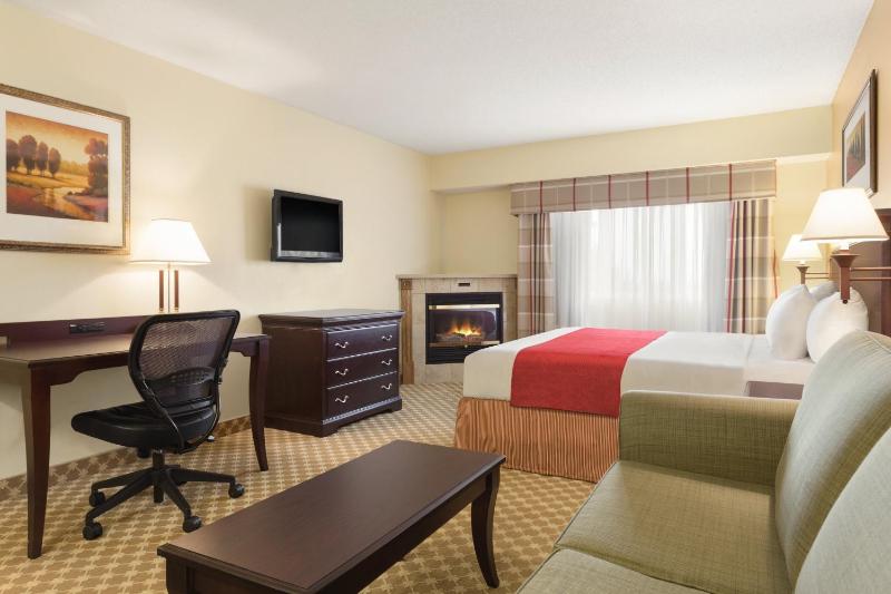 One-Bedroom King Suite with Sofa Bed image 4