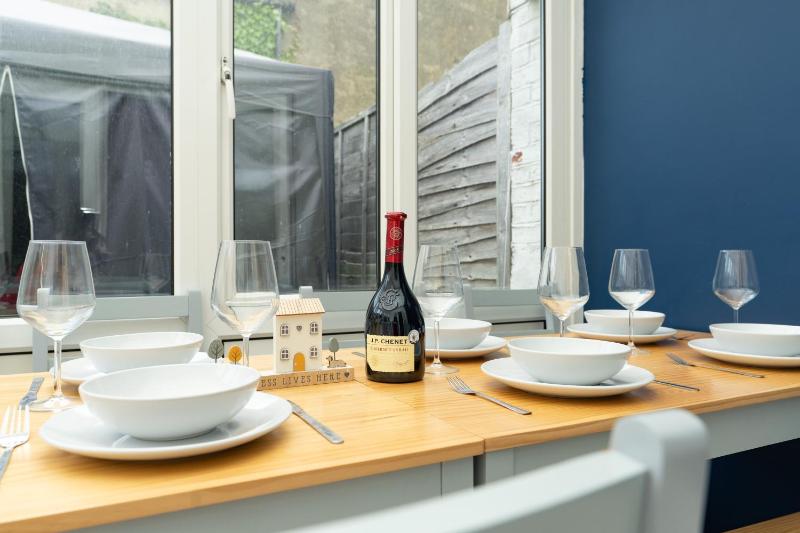 Open Mind Property - 9 Guests & Free Parking - image 13