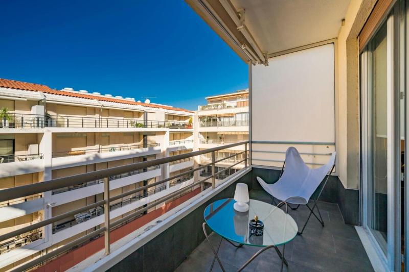 Sublime contemporary apartment in the heart of Cannes - image 12