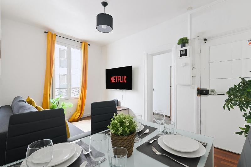 Heart of Paris 1BR-4P Tour Eiffel 8 Free Netflix - image 1
