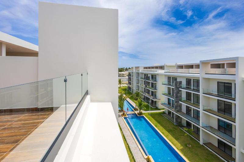 2BR Tropical Escape - Private Terrace BBQ Pool Walk to Beach - image 7