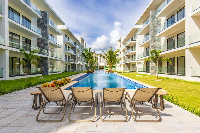 2BR Tropical Escape - Private Terrace BBQ Pool Walk to Beach - image 1