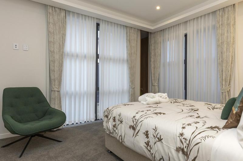 Lake Haven apartment 2 - superb location near lake and town - image 7