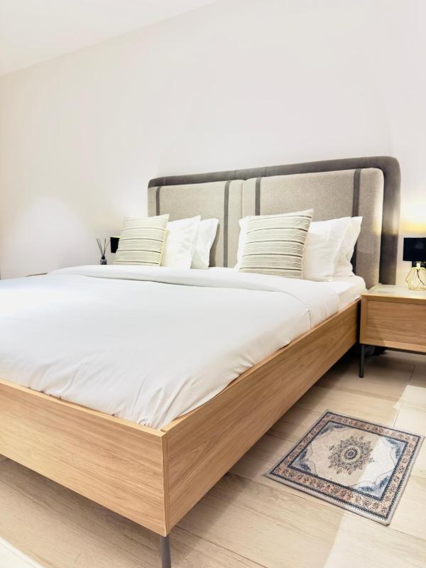 Elite Luxury Suites at Diamond in City - image 3