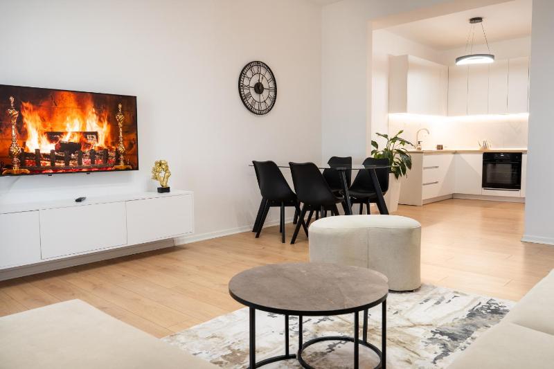 Emma Apartments Central 2BR 2 Bath & Balcony - image 12