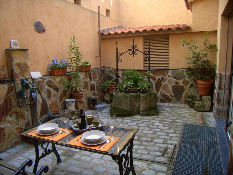 One-Bedroom Apartment With Patio - Calle Arcediano, 6 image 1