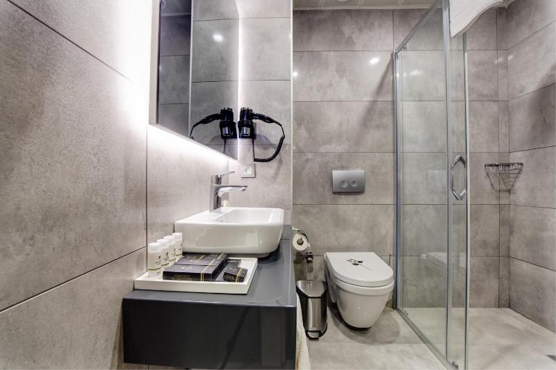 Superior Triple Room image 4