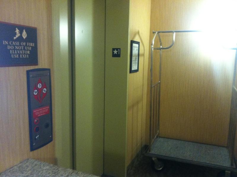 Deluxe Queen Room with Two Queen Beds - Non-Smoking image 3