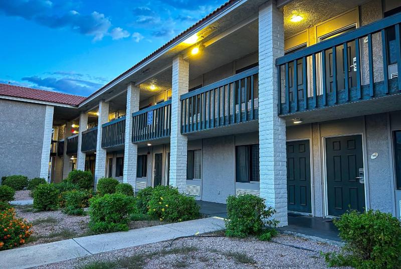 La Quinta Inn & Suites by Wyndham Tucson East - image 5