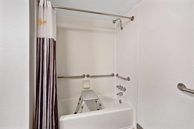 La Quinta Inn & Suites by Wyndham Tucson East - image 22