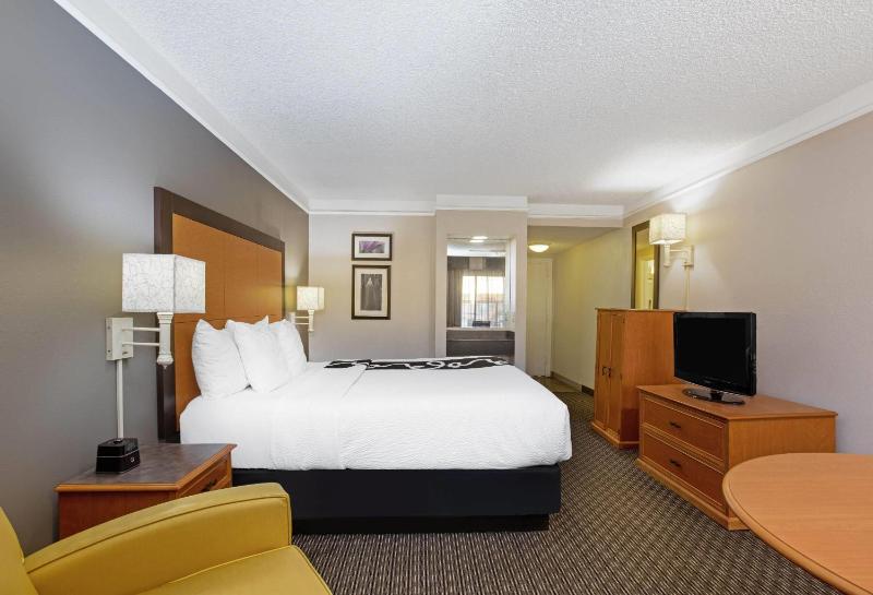 La Quinta Inn & Suites by Wyndham Tucson East - image 20