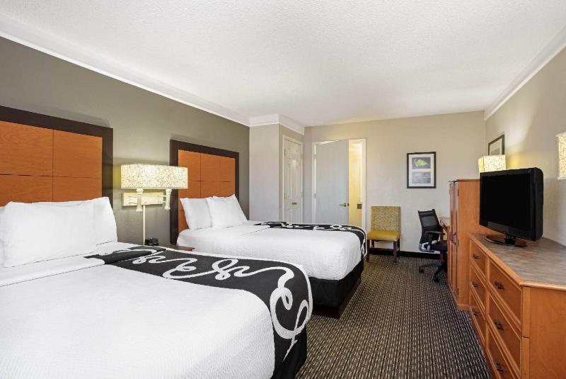 La Quinta Inn & Suites by Wyndham Tucson East - image 29
