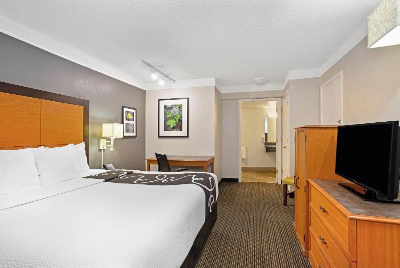 La Quinta Inn & Suites by Wyndham Tucson East - image 19