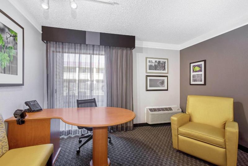 La Quinta Inn & Suites by Wyndham Tucson East - image 17