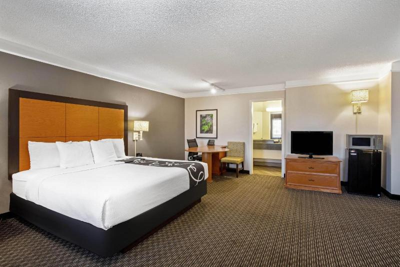 La Quinta Inn & Suites by Wyndham Tucson East - image 26