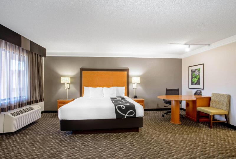 La Quinta Inn & Suites by Wyndham Tucson East - image 24