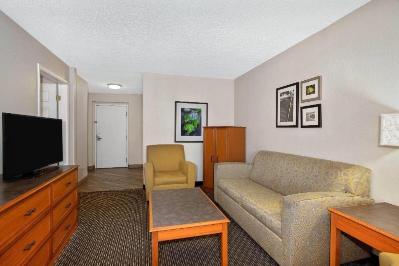 La Quinta Inn & Suites by Wyndham Tucson East - image 14