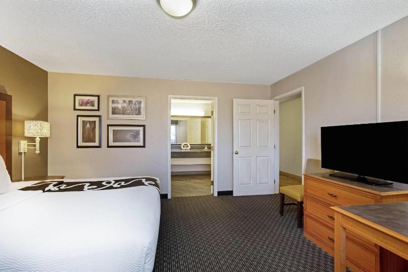 La Quinta Inn & Suites by Wyndham Tucson East - image 36